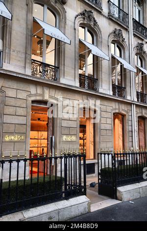 PARIS, FRANKREICH - 10. DEZEMBER 2019: Gucci-Modegeschäft in der Avenue Montaigne Paris, Frankreich. Avenue Montaigne ist eine der exklusivsten Modeeinkaufsstraßen Stockfoto