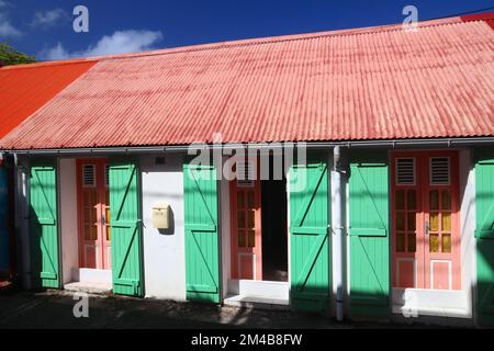 Terre de Haut in Les Saintes, Guadeloupe. Typisch kreolischer Stil bemalte farbenfrohe Holzarchitektur. Stockfoto