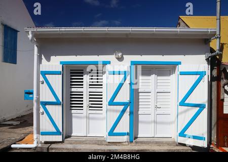 Terre de Haut in Les Saintes, Guadeloupe. Typisch kreolischer Stil bemalte farbenfrohe Holzarchitektur. Stockfoto