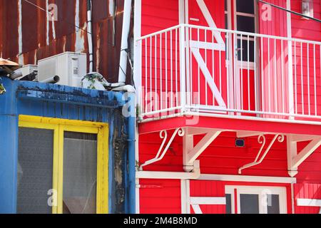 Pointe A Pitre City in Guadeloupe. Typisch kreolischer Stil bemalte farbenfrohe Architektur. Stockfoto