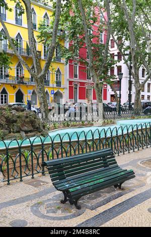 LISSABON, PORTUGAL - 6. JUNI 2018: Die Menschen besuchen die Avenida da Liberdade in Lissabon, Portugal. Dieser berühmte Boulevard ist für Luxus bekannt Stockfoto