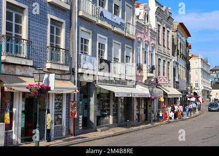 Aveiro, PORTUGAL - 23. MAI 2018: Die Menschen besuchen die Altstadt von Aveiro in Portugal. Aveiro ist die zweitbevölkerungsreichste Stadt der Region Centro in Portugal. Stockfoto