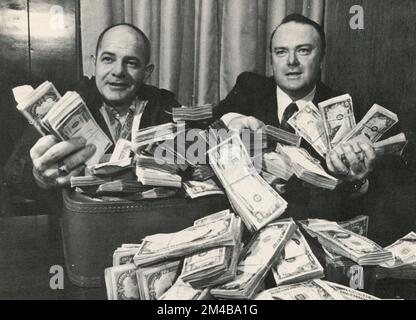 Ein Agent der Drogenfahndung, der Geld von Drogenhändlern in den USA 1950er gründet Stockfoto