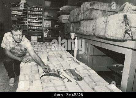 Ein Drogenfahndungsbeamter mit der Droge, die gerade beschlagnahmt wurde, Tampa, USA 1950er Stockfoto