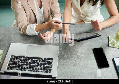Zugeschnittenes Bild von Unternehmerinnen, die neue Landing-Page des Projekts diskutieren Stockfoto