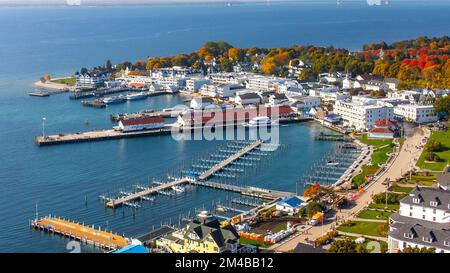 Ein wunderschöner Blick auf die Küste der Docking Bay auf Mackinac Island im Herbst Stockfoto