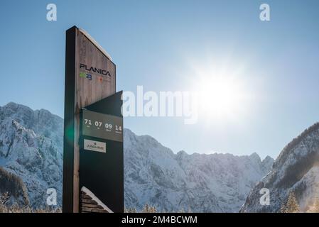 Slowenien, Ratece - 12. Dezember 2022: Skisprung in Planica bei Kranjska Gora Slowenien im Winter mit Schnee bedeckt. Stockfoto