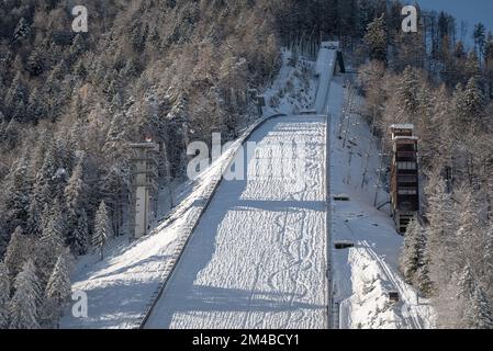 Skisprungschanze auf Planica in der Nähe von Kranjska Gora Slowenien, im Winter mit Schnee bedeckt. Stockfoto