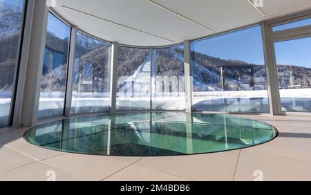 Skisprungschanze auf Planica in der Nähe von Kranjska Gora Slowenien, im Winter mit Schnee bedeckt. Stockfoto