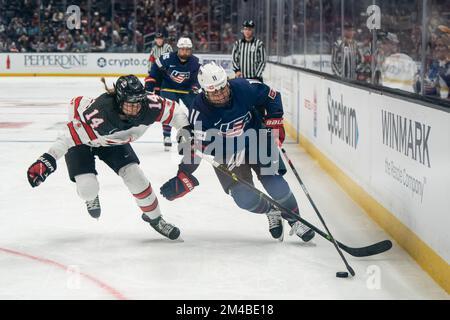 Team United States Forward Abby Roque (11) wird während der Rivalry Series 2022-23 am Montag, den 19. Dezember vom Team Canada Defender Renata Fast (14) verteidigt Stockfoto