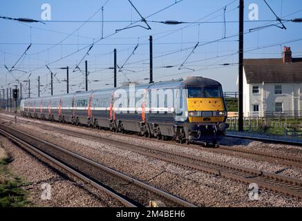 East Coast Intercity 225 entlang des vierspurigen Abschnitts der Ostküste nördlich von York, vorbei an Newsham Stockfoto