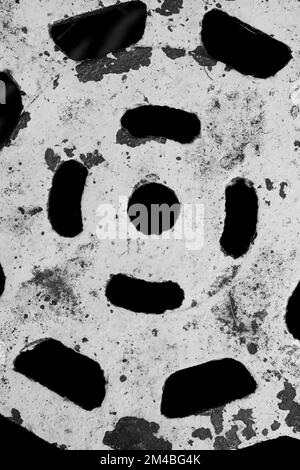 Verschlissene und verwitterte alte Drainagehülle in Schwarzweiß. Stockfoto