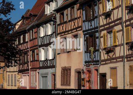 Fachwerkhimmel: Der historische Quai de la Poissonnerie oder die Fischmonger's Wharf, Teil des malerischen Stadtteils Little Venice von Colmar im Elsass, Grand Est, Frankreich, wo die Stile der Holzrahmung auf französischen und deutschen Traditionen beruhen. Stockfoto