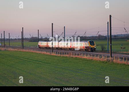 Arriva Crosscountry-Züge Klasse 220 Diesel voyager-Züge auf der elektrifizierten Ostküsten-Hauptstrecke in Newsham (nördlich von Thirsk) Stockfoto