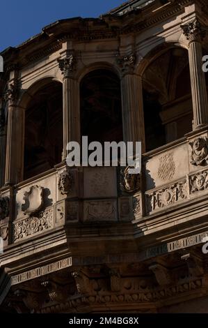 Grotesk steht vor der Gräueltat der feinen Renaissance-Loggia der Salle du Corps de Garde, einem ehemaligen Wachhaus auf dem Domplatz von Colmar im Elsass, Grand Est, Frankreich. In der Vergangenheit standen Colmars Richter unter den Gewölben und Bögen der Loggia, um die Verurteilungen und die Strafen, die sie schuldigen Bürgern aushändigen, öffentlich bekannt zu geben. Stockfoto