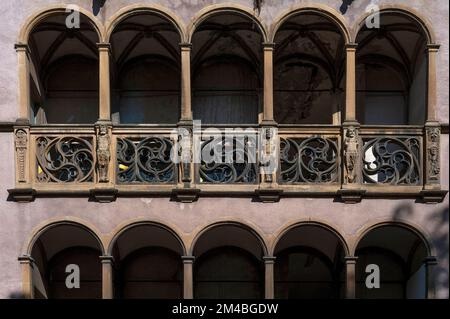 Venezianischer palastartiger Stil im Osten Frankreichs durch deutschen Meisterbauer: Arkadengalerien, eine mit grotesken Büsten geformt, des interkulturellen Maison des Chevaliers de Saint-Jean (Haus der Ritter des Heiligen Johannes), erbaut 1608 von dem in Stuttgart geborenen Albrecht Schmidt in Colmar, Elsass, Grand Est, Frankreich. Das Haus mit dem falschen Namen hatte noch nie eine Verbindung zur mittelalterlichen Ritterordnung Hospitaller. Stockfoto