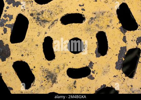 Verschlissene und verwitterte alte Abflussabdeckung. Stockfoto