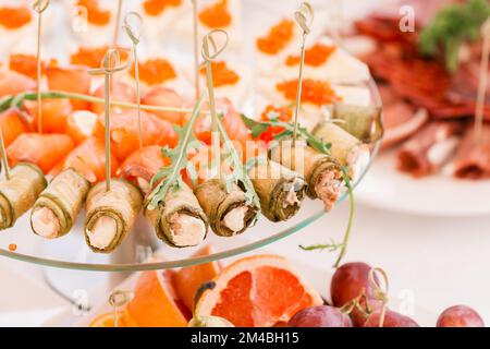 Kalten Fisch Snacks auf dem festlichen Tisch Stockfoto