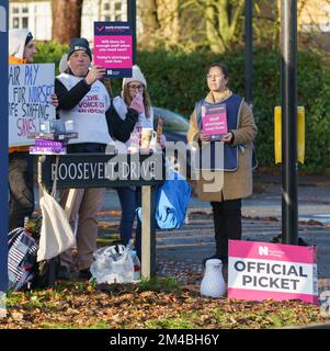 Dezember 20. 2022. In Oxford, Großbritannien, gingen die Krankenschwestern am zweiten Tag an die Streikposten, um eine faire Bezahlung und sicheres Personal zu erreichen. Krankenschwestern wollen eine Gehaltserhöhung von 5 % plus Inflation und argumentieren, dass sie ein Jahrzehnt realer Kürzungen erlitten haben, die zu niedrigen Löhnen, Personalmangel und unsicherer Versorgung der Patienten geführt haben, da die Zahl der freien Stellen weiterhin hoch ist. Es wird berichtet, dass Krankenschwestern aufgrund der Krise der Lebenshaltungskosten finanzielle Schwierigkeiten haben. Bridget Catterall/AlamyLiveNews Stockfoto