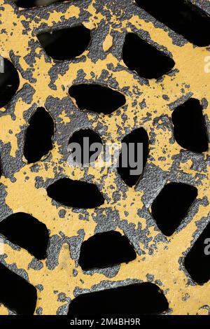 Verschlissene und verwitterte alte Abflussabdeckung. Stockfoto