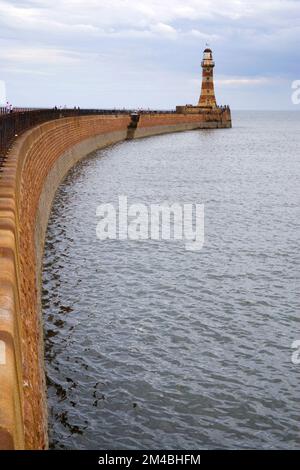 Der geschwungene Roker Pier sunderland an der tyne and Wear Coast Stockfoto
