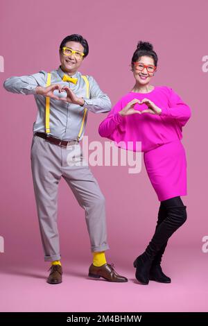 Studiofoto eines humorvollen chinesischen Seniorenpaares Stockfoto