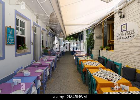 Bozcaada, Türkei - 19. August 2022: Restaurants, Concept Tavernen. Berühmte Fischrestaurants in Bozcaada. Touristisches Reiseziel. Luxuriöse Straßentavernen und Hure Stockfoto