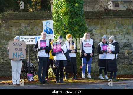 Dezember 20. 2022. In Oxford, Großbritannien, gingen die Krankenschwestern am zweiten Tag an die Streikposten, um eine faire Bezahlung und sicheres Personal zu erreichen. Krankenschwestern wollen eine Gehaltserhöhung von 5 % plus Inflation und argumentieren, dass sie ein Jahrzehnt realer Kürzungen erlitten haben, die zu niedrigen Löhnen, Personalmangel und unsicherer Versorgung der Patienten geführt haben, da die Zahl der freien Stellen weiterhin hoch ist. Es wird berichtet, dass Krankenschwestern aufgrund der Krise der Lebenshaltungskosten finanzielle Schwierigkeiten haben. Bridget Catterall/AlamyLiveNews Stockfoto