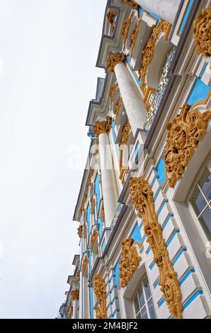 Fassade des Katharinenpalastes. Gelegen In Der Stadt Tsarskoye Selo (Puschkin), St. Petersburg, Russland. 24. vom Juni 2011 Stockfoto