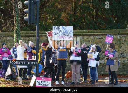 Dezember 20. 2022. In Oxford, Großbritannien, gingen die Krankenschwestern am zweiten Tag an die Streikposten, um eine faire Bezahlung und sicheres Personal zu erreichen. Krankenschwestern wollen eine Gehaltserhöhung von 5 % plus Inflation und argumentieren, dass sie ein Jahrzehnt realer Kürzungen erlitten haben, die zu niedrigen Löhnen, Personalmangel und unsicherer Versorgung der Patienten geführt haben, da die Zahl der freien Stellen weiterhin hoch ist. Es wird berichtet, dass Krankenschwestern aufgrund der Krise der Lebenshaltungskosten finanzielle Schwierigkeiten haben. Bridget Catterall/AlamyLiveNews Stockfoto