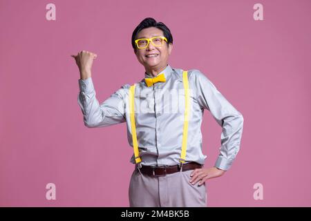 Studiofoto eines humorvollen, hochrangigen Chinesen Stockfoto