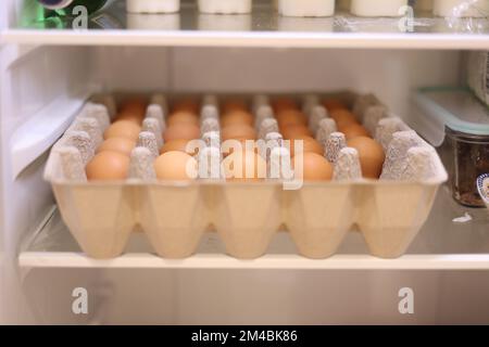 Die Eier im Kühlschrank Stockfoto