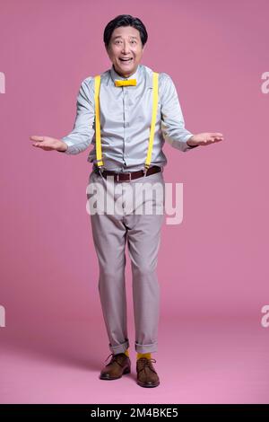 Studiofoto eines humorvollen, hochrangigen Chinesen Stockfoto