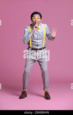 Studiofoto eines humorvollen, hochrangigen Chinesen Stockfoto