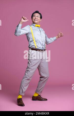 Studiofoto eines humorvollen, hochrangigen Chinesen Stockfoto