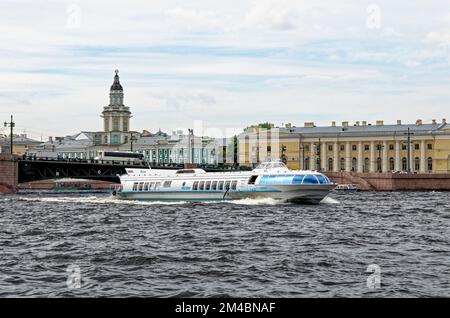 Touristen fahren mit einem Vergnügungsboot auf dem Fluss Newa in Sankt Petersburg, Russland. 24. vom Juni 2011 Stockfoto