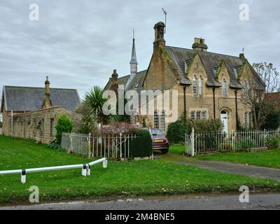 Blick auf die Hovingham Church of England School mit einem traditionellen 2-stöckigen Steinhaus mit Schieferdach. Hovingham Stockfoto