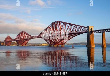 South Queensferry. Edinburgh, Schottland, Großbritannien. 20.. Dezember 2022 Bewölkt bei Sonnenaufgang, aber kurz darauf erschien die Sonne und warf ein warmes Morgenlicht auf die Forth Rail Bridge. Temperatur 6 Grad Celsius im Vergleich zu den vorherigen Wochen Gefriertemperaturen, aber immer noch eisige Gehwege in South Queensferry. Kredit: ArchWhite/Alamylive News. Stockfoto