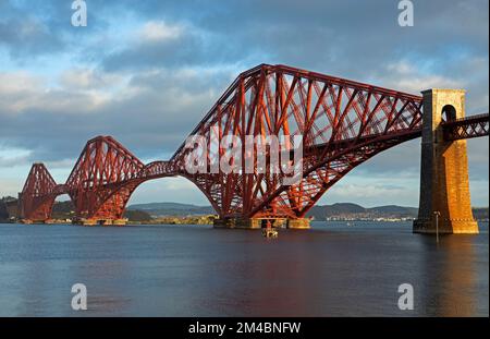 South Queensferry. Edinburgh, Schottland, Großbritannien. 20.. Dezember 2022 Bewölkt bei Sonnenaufgang, aber kurz darauf erschien die Sonne und warf ein warmes Morgenlicht auf die Forth Rail Bridge. Temperatur 6 Grad Celsius im Vergleich zu den vorherigen Wochen Gefriertemperaturen, aber immer noch eisige Gehwege in South Queensferry. Kredit: ArchWhite/Alamylive News. Stockfoto