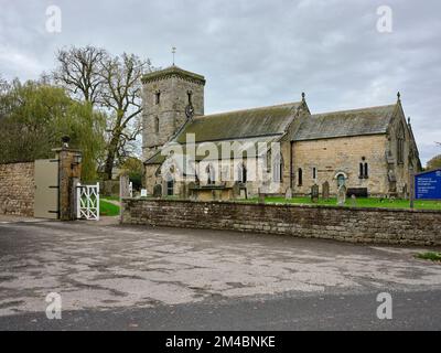 Blick von der Church Street auf die viktorianische, sächsische All Saints Church. Hovingham Stockfoto