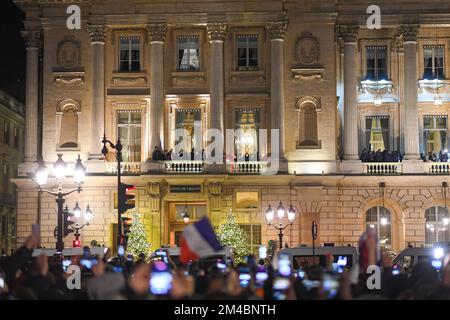 Paris, Frankreich. 19.. Dezember 2022. Weltmeisterschaft 2022: Les Bleus und Fans am Place de la Concorde in Paris, Frankreich, am 19. Dezember 2022. (Foto: Lionel Urman/Sipa USA) Guthaben: SIPA USA/Alamy Live News Stockfoto