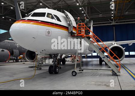 Köln, Deutschland. 20.. Dezember 2022. Der Airbus A319 OH steht in einem Hangar der Deutschen Luftwaffe. Der Airbus A319 OH soll in Zukunft genutzt werden, um dem „Vertrag über offenen Himmel (OH)“ Leben einzuhauchen. In diesem Vertrag von 1992 verpflichten sich die Mitgliedstaaten, von anderen Vertragsstaaten Beobachtungsflüge über ihrem Hoheitsgebiet durchführen zu lassen. Kredit: Federico Gambarini/dpa/Alamy Live News Stockfoto