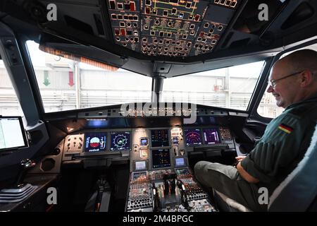 Köln, Deutschland. 20.. Dezember 2022. Ein Pilot sitzt im Cockpit des Airbus A319 OH. Der Airbus A319 OH soll in Zukunft genutzt werden, um dem „Vertrag über offenen Himmel (OH)“ Leben einzuhauchen. In diesem Vertrag von 1992 verpflichten sich die Mitgliedstaaten, von anderen Vertragsstaaten Beobachtungsflüge über ihrem Hoheitsgebiet durchführen zu lassen. Kredit: Federico Gambarini/dpa/Alamy Live News Stockfoto