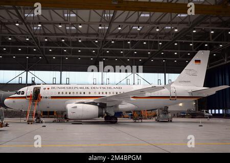 Köln, Deutschland. 20.. Dezember 2022. Der Airbus A319 OH steht in einem Hangar der Deutschen Luftwaffe. Der Airbus A319 OH soll in Zukunft genutzt werden, um dem „Vertrag über offenen Himmel (OH)“ Leben einzuhauchen. In diesem Vertrag von 1992 verpflichten sich die Mitgliedstaaten, von anderen Vertragsstaaten Beobachtungsflüge über ihrem Hoheitsgebiet durchführen zu lassen. Kredit: Federico Gambarini/dpa/Alamy Live News Stockfoto