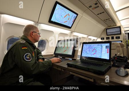 Köln, Deutschland. 20.. Dezember 2022. Ein Besatzungsmitglied bedient einen Computer an Bord des Airbus A319 OH. Das Flugzeug soll in Zukunft eingesetzt werden, um dem „Vertrag über den offenen Himmel (OH)“ Leben zu verleihen. In diesem Vertrag von 1992 verpflichten sich die Mitgliedstaaten, von anderen Vertragsstaaten Beobachtungsflüge über ihrem Hoheitsgebiet durchführen zu lassen. Kredit: Federico Gambarini/dpa/Alamy Live News Stockfoto