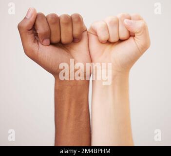 Gerechtigkeit, Unterstützung und Vielfalt mit der Faust der Menschen für Veränderung, Soziales und Gleichheit im globalen Protest. Menschenrechte, Freiheit und Gemeinschaft mit Händen Stockfoto