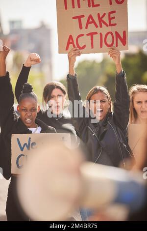 Frau, Protest und Plakatwand der Gemeinde in der Stadt, die Fäuste für Gleichheit, geschlechtsspezifische Gewalt oder Veränderung erhebt. Frauenaktivistin, die zusammenhält Stockfoto