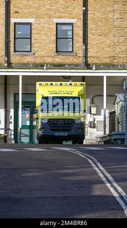 Brighton UK 20.. Dezember 2022 - NHS-Krankenwagen außerhalb Der A&E-Abteilung des Royal Sussex County Hospital in Brighton am Tag vor dem geplanten Streik der Ambulanz. : Credit Simon Dack / Alamy Live News Stockfoto