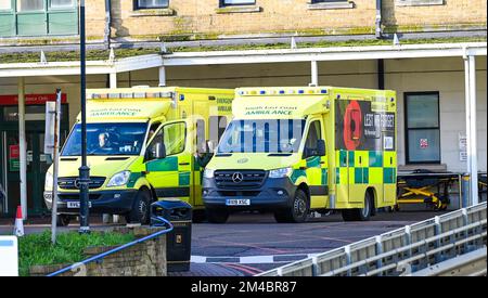 Brighton UK 20.. Dezember 2022 - NHS-Krankenwagen außerhalb Der A&E-Abteilung des Royal Sussex County Hospital in Brighton am Tag vor dem geplanten Streik der Ambulanz. : Credit Simon Dack / Alamy Live News Stockfoto