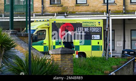 Brighton UK 20.. Dezember 2022 - NHS-Krankenwagen außerhalb Der A&E-Abteilung des Royal Sussex County Hospital in Brighton am Tag vor dem geplanten Streik der Ambulanz. : Credit Simon Dack / Alamy Live News Stockfoto